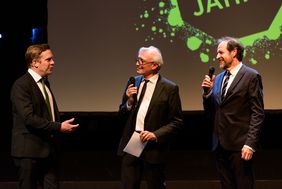 Präsident Prof. Jürgen Drescher im Gespräch mit Sebastian Bezzel und Helmfried von Lüttichau