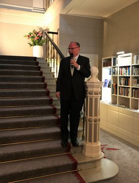 Dr. Siegfried Kneißl begrüßte die Mitreisenden im Namen des Vorstandes der Freunde des Nationaltheaters beim abendlichen Empfang im Hamburger Überseeclub.