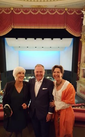 Staatsminister a. D. Dr. Wolfgang Heubisch mit Gattin Christina Kalb-Heubisch und Barbara Malisch, Mitglied des Vorstandes der Freunde des Nationaltheaters 